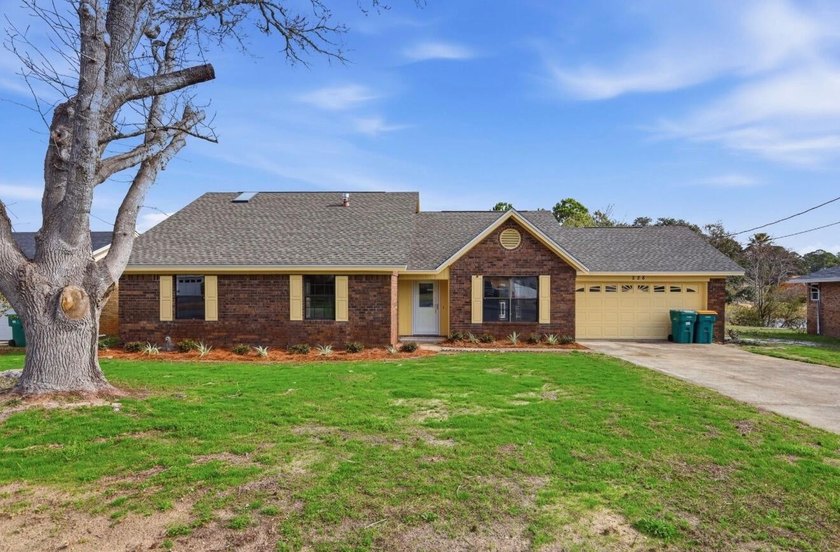 Beautifully renovated home conveniently located just a short - Beach Home for sale in Mary Esther, Florida on Beachhouse.com