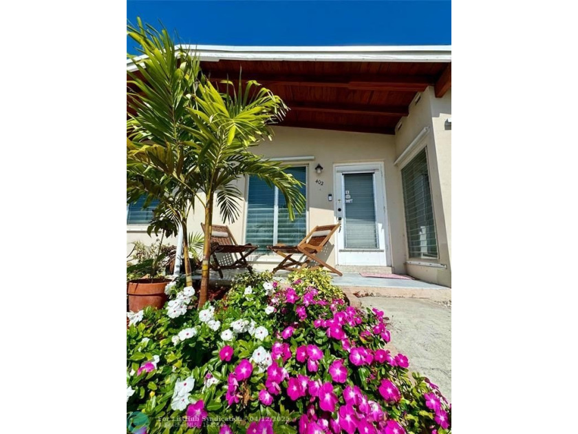 DO YOU LOVE TO COOK? THIS HOME BOASTS A LARGE UPDATED KITCHEN - Beach Home for sale in Lantana, Florida on Beachhouse.com