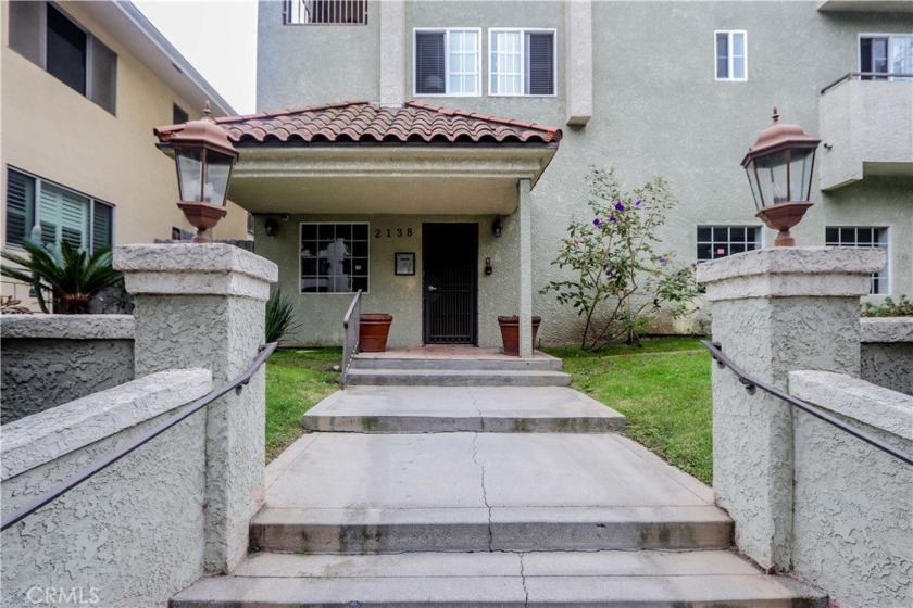 Highlight Reel: Top floor, In-unit laundry hook-ups, No carpet - Beach Condo for sale in Long Beach, California on Beachhouse.com