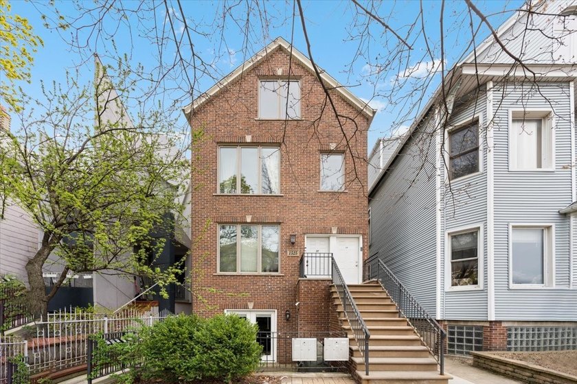 STUNNING 2 BED/1 BATH condo located in the highly sought-after - Beach Condo for sale in Chicago, Illinois on Beachhouse.com