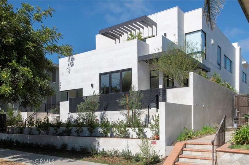 A perfect 10 on 10th Street. This custom-built townhome offers a - Beach Townhome/Townhouse for sale in Santa Monica, California on Beachhouse.com