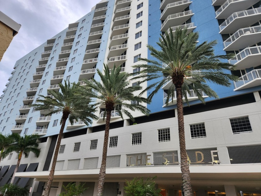 This 1-bedroom, 1-bathroom unit offers a stunning pool view and - Beach Condo for sale in West Palm Beach, Florida on Beachhouse.com