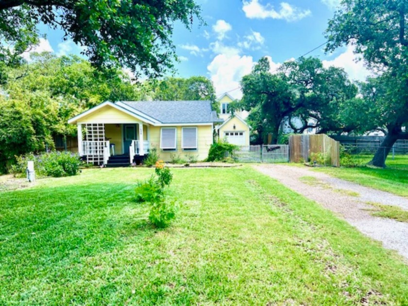 Charming Historic Beach House Walk to the Shore & Local - Beach Vacation Rentals in Rockport, Texas on Beachhouse.com
