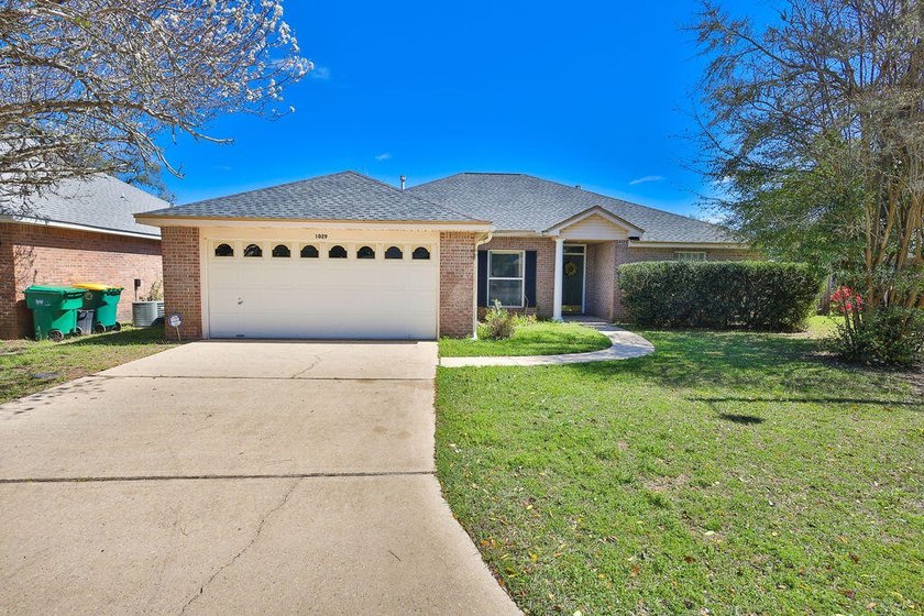 Welcome to this well-maintained home lovingly cared for by its - Beach Home for sale in Fort Walton Beach, Florida on Beachhouse.com