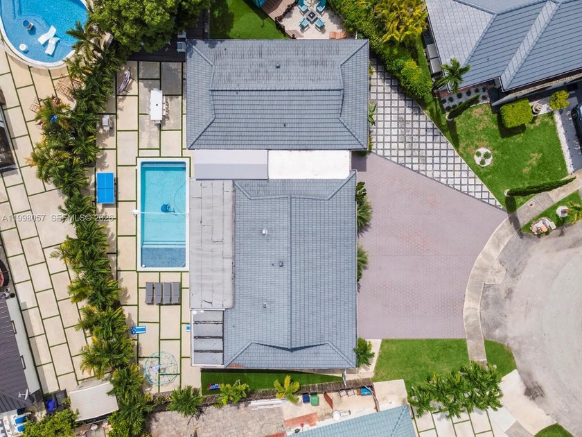 Let me give you a tour of your NEW Home / Vacation Spot spacious - Beach Home for sale in Miami, Florida on Beachhouse.com