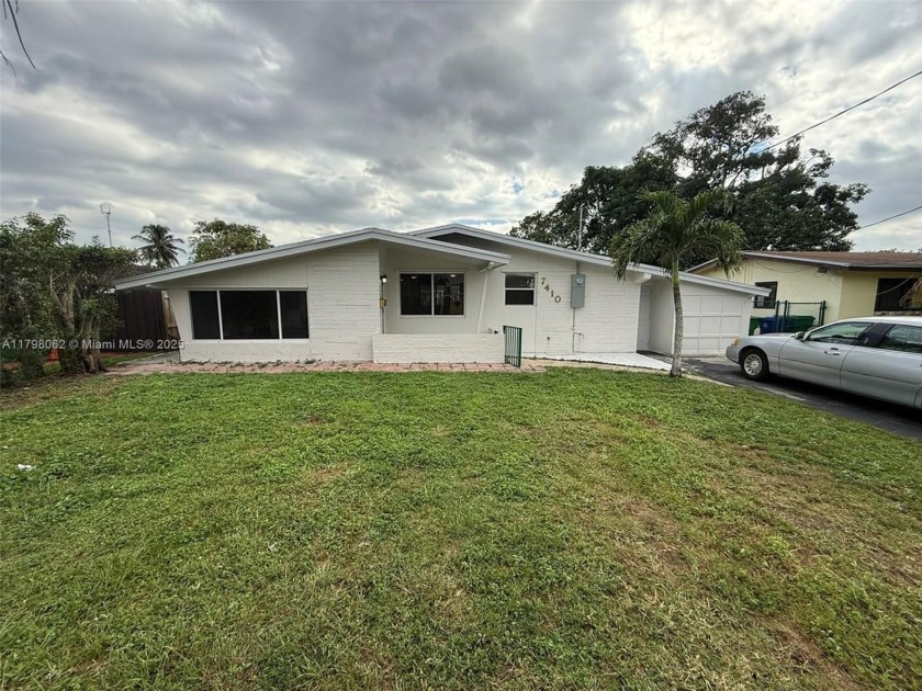 Great Location, Fruit single family home 3 bedrooms plus 4th - Beach Home for sale in Miramar, Florida on Beachhouse.com