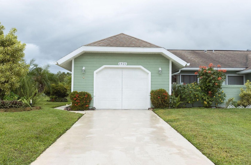 BRAND NEW ROOF!!! This charming 2 bedroom 2 bathroom villa - Beach Home for sale in Port Saint Lucie, Florida on Beachhouse.com