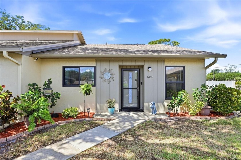 Welcome to Huntington Woods! This beautifully updated 2-bedroom - Beach Condo for sale in Bradenton, Florida on Beachhouse.com