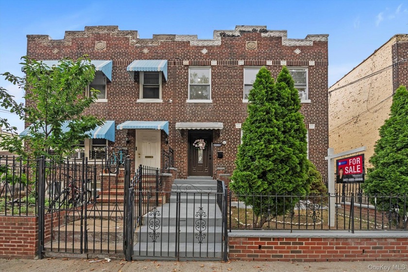 Fully renovated in 2025, this legal three-family home offers a - Beach Townhome/Townhouse for sale in Flushing, New York on Beachhouse.com