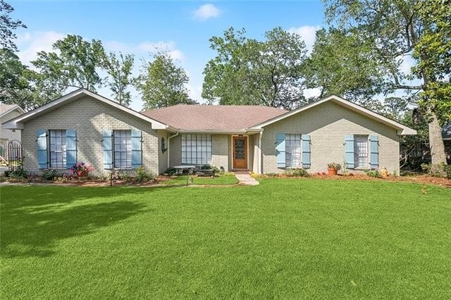 Beautifully updated home on the golf course in the gated - Beach Home for sale in Mandeville, Louisiana on Beachhouse.com