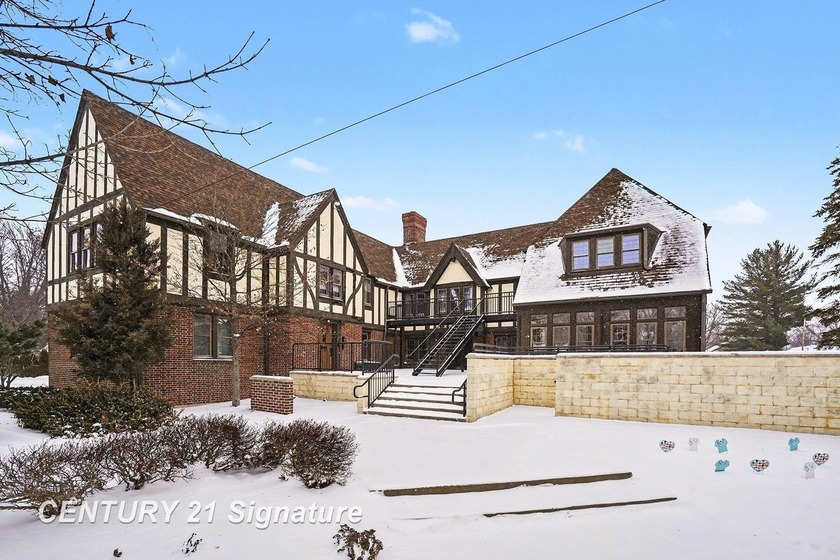 Turnkey Income-Producing Business & Property! Expansive 9,900+ - Beach Commercial for sale in Bay City, Michigan on Beachhouse.com