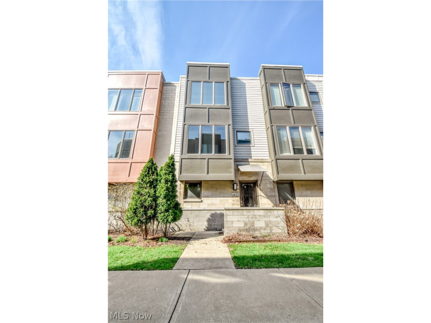 Welcome to this beautiful two-bedroom, two-and-a-half-bath - Beach Townhome/Townhouse for sale in Cleveland, Ohio on Beachhouse.com