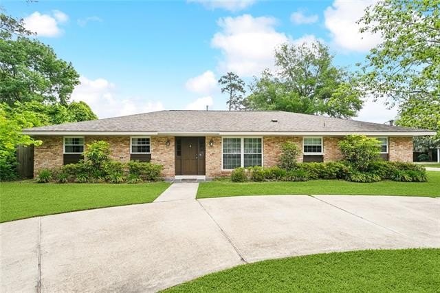 Ideal for Causeway commuters, this spacious one-story brick home - Beach Home for sale in Mandeville, Louisiana on Beachhouse.com