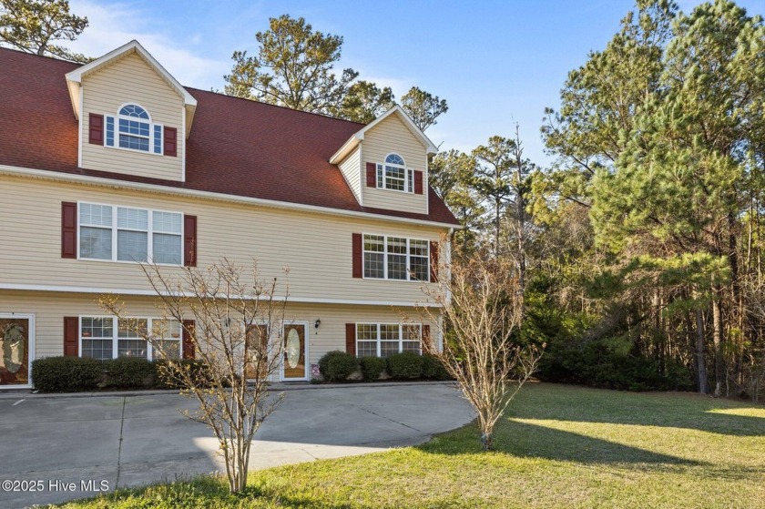 This charming end unit home features 2 spacious bedrooms, a - Beach Townhome/Townhouse for sale in Newport, North Carolina on Beachhouse.com