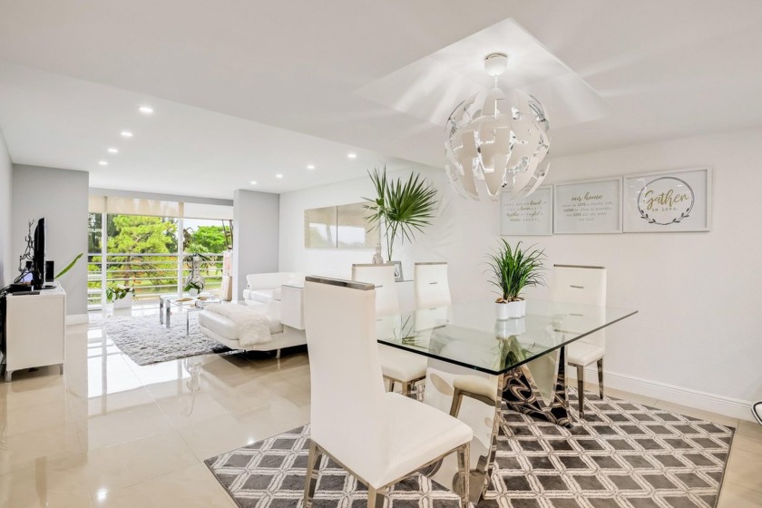 WELCOME TO THIS BEAUTIFUL UPGRADED  TOP FLOOR CONDO WITH  ITS - Beach Condo for sale in Lake Worth, Florida on Beachhouse.com