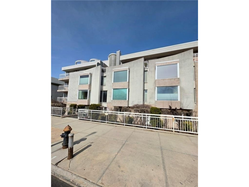 This Penthouse unit in a lovely elevator building has 3 huge - Beach Condo for sale in Brooklyn, New York on Beachhouse.com