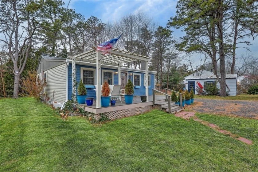 This is areat summer or year round cottage with an oversized lot - Beach Home for sale in South Kingston, Rhode Island on Beachhouse.com