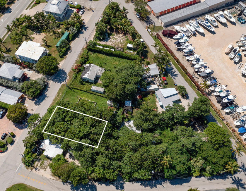 Great investment opportunity in the center of Tavernier. Located - Beach Commercial for sale in Key Largo, Florida on Beachhouse.com