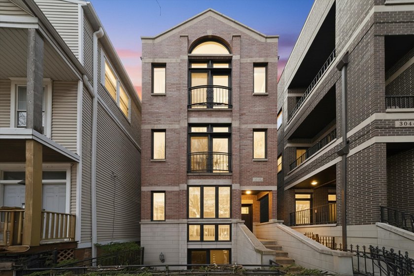 Penthouse, sun-filled 2-bedroom, 2-bath condo in a prime - Beach Condo for sale in Chicago, Illinois on Beachhouse.com