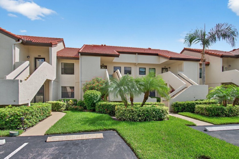 PRICED TO SELL ASAP ! This 2 bedroom unit with vaulted ceilings - Beach Condo for sale in Boynton Beach, Florida on Beachhouse.com