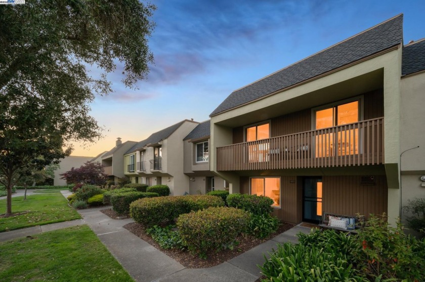 Live like you're on vacation in this completely upgraded 4BD/2 - Beach Townhome/Townhouse for sale in Alameda, California on Beachhouse.com