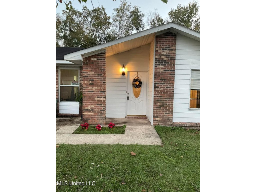 Cozy Home in Prime Gautier Location.. Non-Flood Zone, This 4 - Beach Home for sale in Gautier, Mississippi on Beachhouse.com