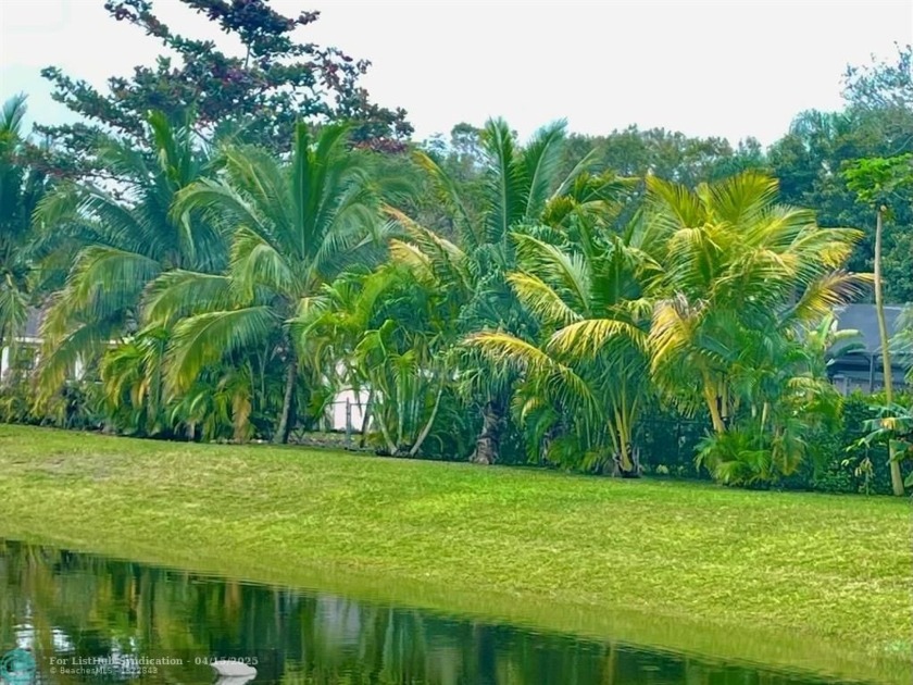 Beautifully remodeled condo with stunning lake views! This - Beach Condo for sale in Coral Springs, Florida on Beachhouse.com