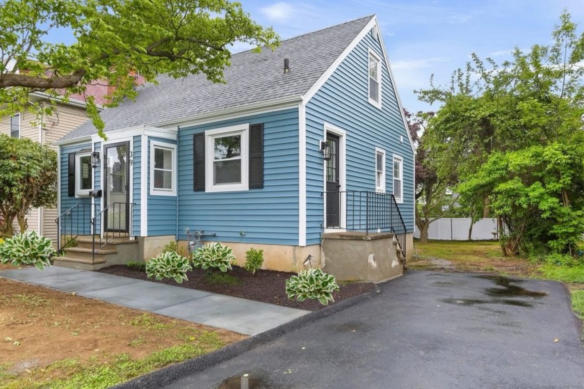Discover your ideal home at 39 Burwood Ave, Stamford, CT! This - Beach Home for sale in Stamford, Connecticut on Beachhouse.com