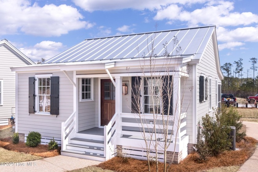 Fully Furnished This two-bedroom, two-bath bunkie is perfect for - Beach Home for sale in Oriental, North Carolina on Beachhouse.com