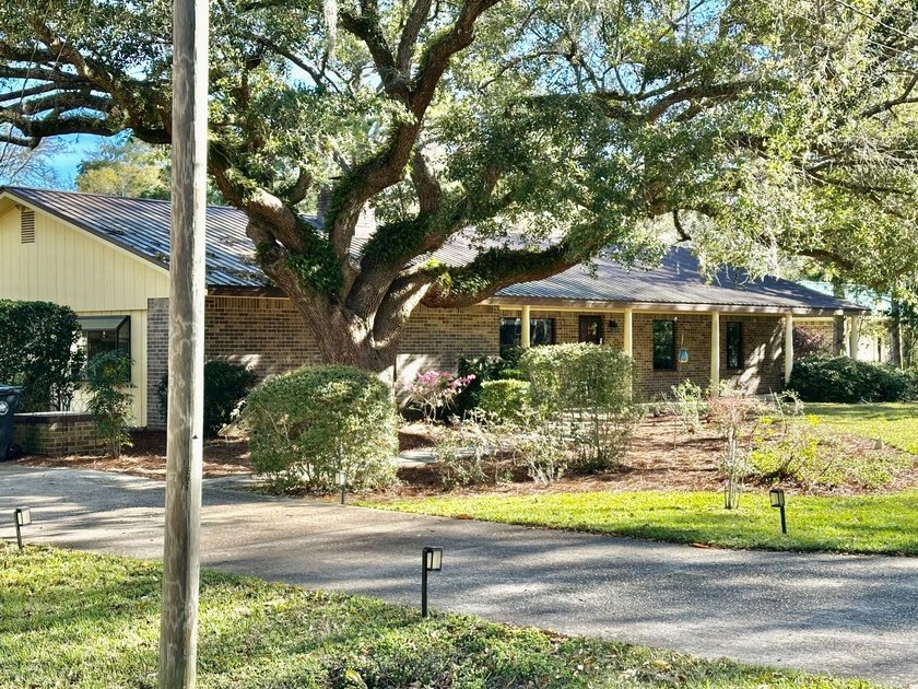 WATERFRONT! FISHERMAN'S PARADISE! This one story three bedroom - Beach Home for sale in Freeport, Florida on Beachhouse.com