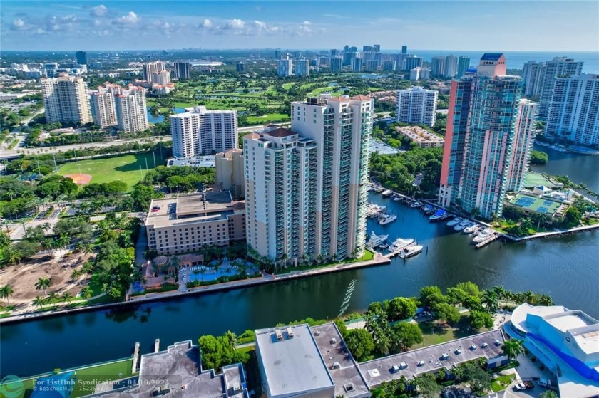 Huge Aventura condo,  
1820 SF 2/2+ 1/2 Large den.
2 parking - Beach Condo for sale in Aventura, Florida on Beachhouse.com