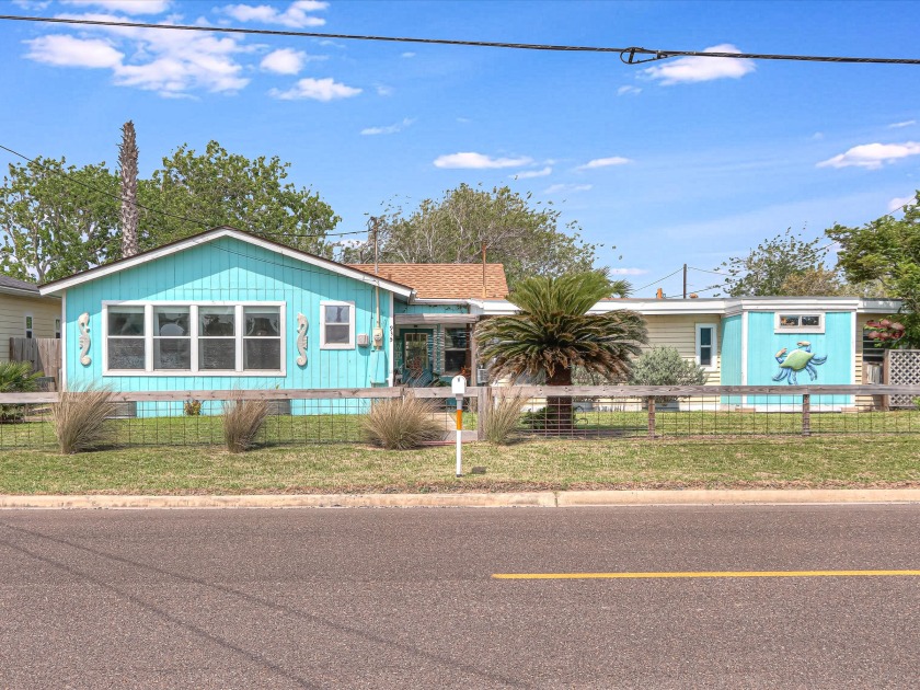 Hot Tub, Boat Parking, Firpit, Fenced yard, 4 bedrooms and 2 - Beach Vacation Rentals in Rockport, Texas on Beachhouse.com