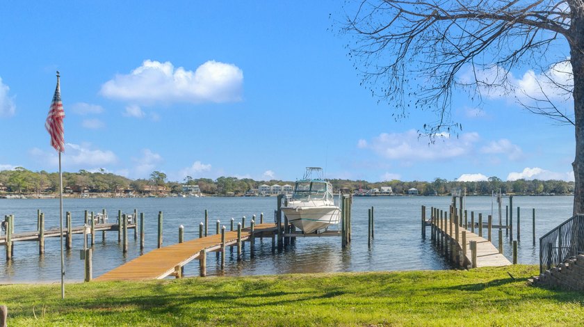 Well renovated townhome with Roof 2022 and HVAC 2020! Enjoy - Beach Townhome/Townhouse for sale in Valparaiso, Florida on Beachhouse.com