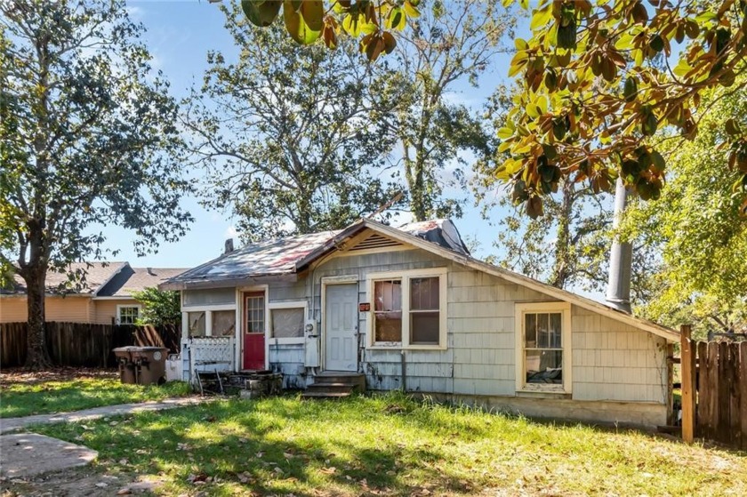 Investors, take note! This property holds immense potential for - Beach Home for sale in Mobile, Alabama on Beachhouse.com