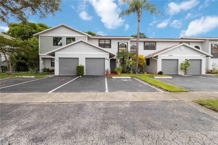 Available Lakefront gem in Southbridge! This beautifully - Beach Townhome/Townhouse for sale in Pembroke Pines, Florida on Beachhouse.com