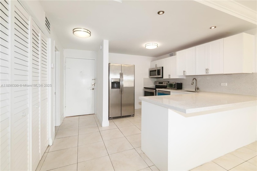 Spacious and stylish, this oversized 1 bed 1.5 bath condo in the - Beach Condo for sale in Miami Beach, Florida on Beachhouse.com