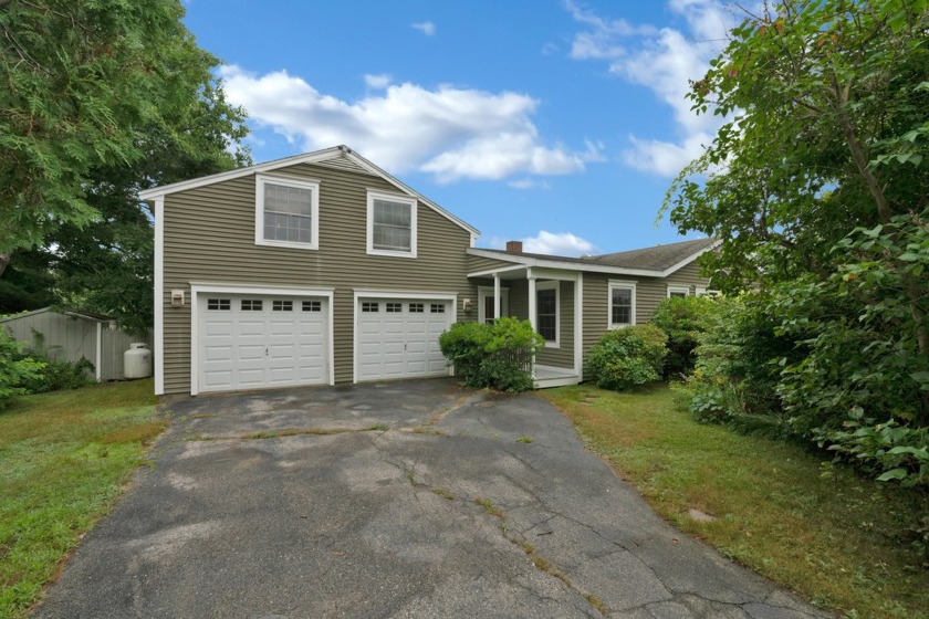 Location Location!! Come find your serenity at this privately - Beach Home for sale in Cape Elizabeth, Maine on Beachhouse.com