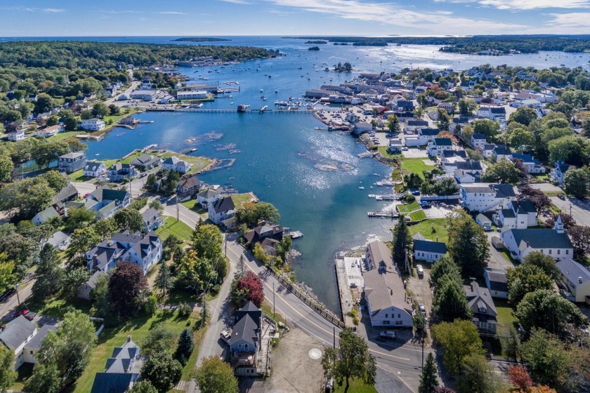 A superb location, impeccable condition, manageable size with - Beach Commercial for sale in Boothbay Harbor, Maine on Beachhouse.com