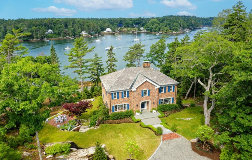 Exquisite Georgian brick custom-built home with
luxurious and - Beach Home for sale in Boothbay Harbor, Maine on Beachhouse.com