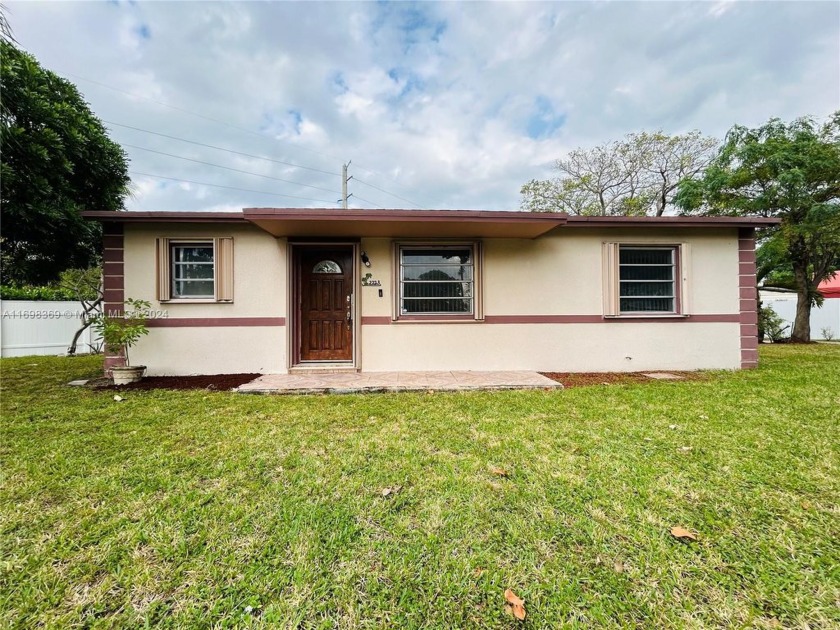 This charming 3-bedroom, 1-bathroom home is located in the heart - Beach Home for sale in Hollywood, Florida on Beachhouse.com