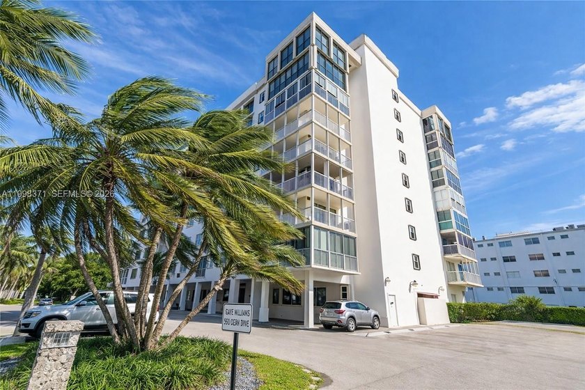 Bright and spacious 2-bedroom + den / 2-bath residence with an - Beach Condo for sale in Key Biscayne, Florida on Beachhouse.com