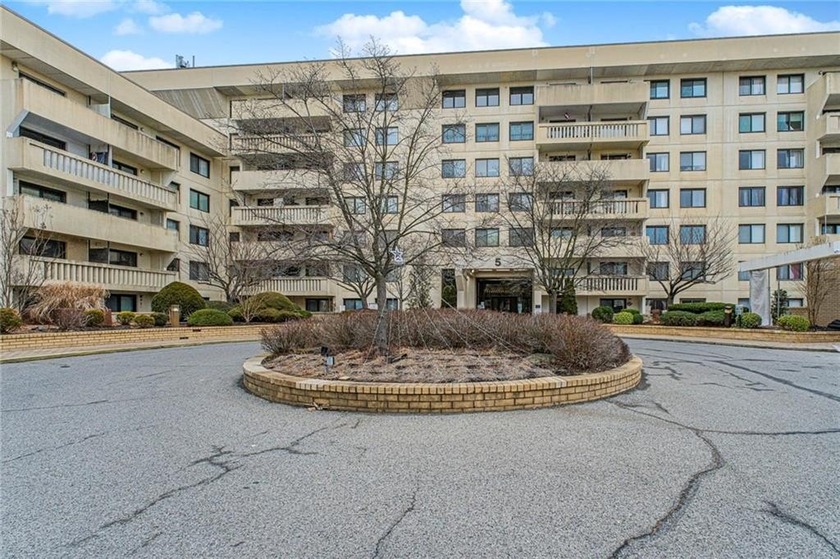 This well-maintained 1-bedroom condo offers a bright and open - Beach Condo for sale in Staten  Island, New York on Beachhouse.com