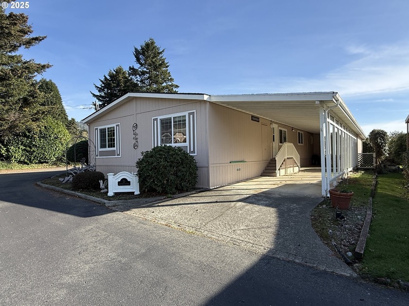 Welcome to this well-cared-for 3 bedroom, 2 bath home located in - Beach Home for sale in Brookings, Oregon on Beachhouse.com