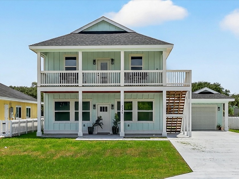 Community pool, pier and boat launch, BBQ, Deck, Fenced yard - Beach Vacation Rentals in Rockport, Texas on Beachhouse.com