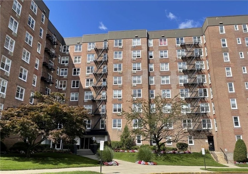 Quiet 1-bedroom, 1-bath co-op overlooking peaceful Carroll Place - Beach Other for sale in Staten  Island, New York on Beachhouse.com