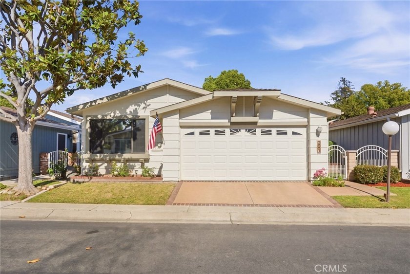 55+ Community! Light, bright, and spacious, this comfortable two - Beach Home for sale in Santa Ana, California on Beachhouse.com