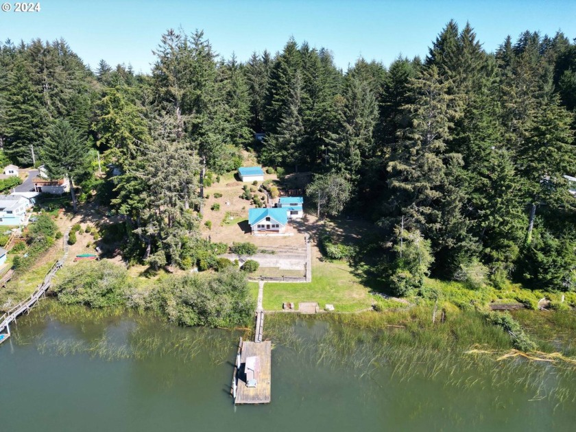 Nestled on the tranquil shores of Siltcoos Lake and surrounded - Beach Home for sale in Florence, Oregon on Beachhouse.com