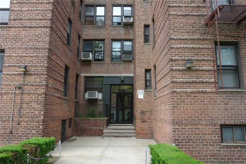 Large 1 bedroom co-op apartment (could be used as Jr.4), eat in - Beach Other for sale in Brooklyn, New York on Beachhouse.com