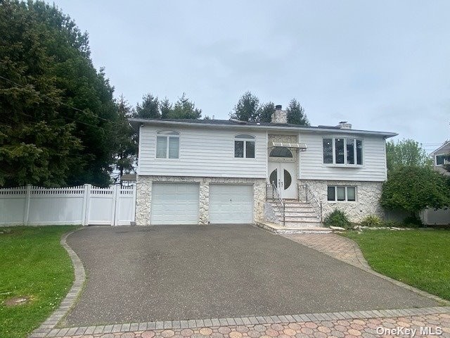 Beautiful hi-ranch house with nice size lot, above ground pool - Beach Home for sale in North Babylon, New York on Beachhouse.com