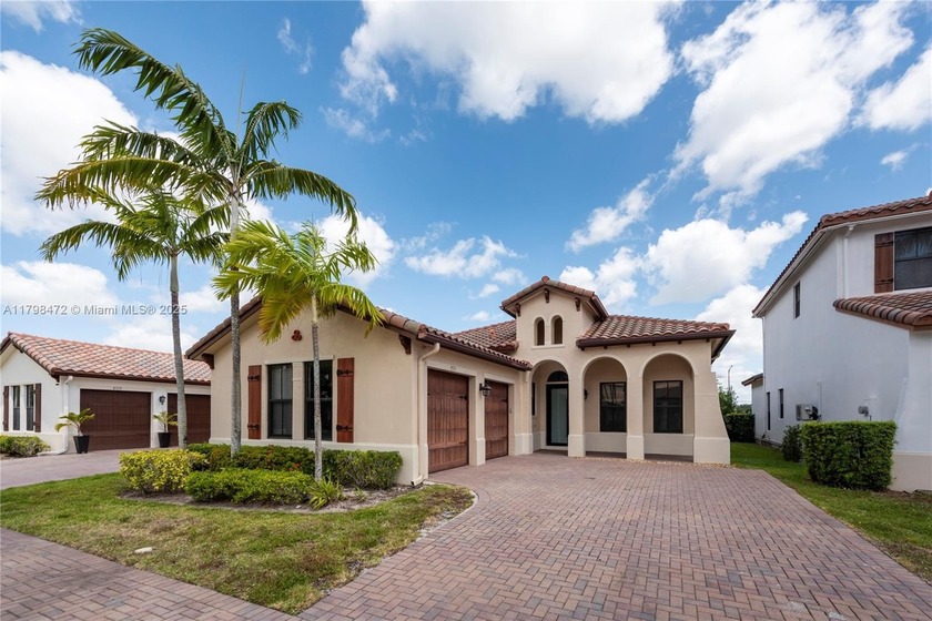 BEAUTIFULLY RENOVATED! THIS CHAPALA MODEL FEATURES 4 BEDS, 3 - Beach Home for sale in Cooper City, Florida on Beachhouse.com